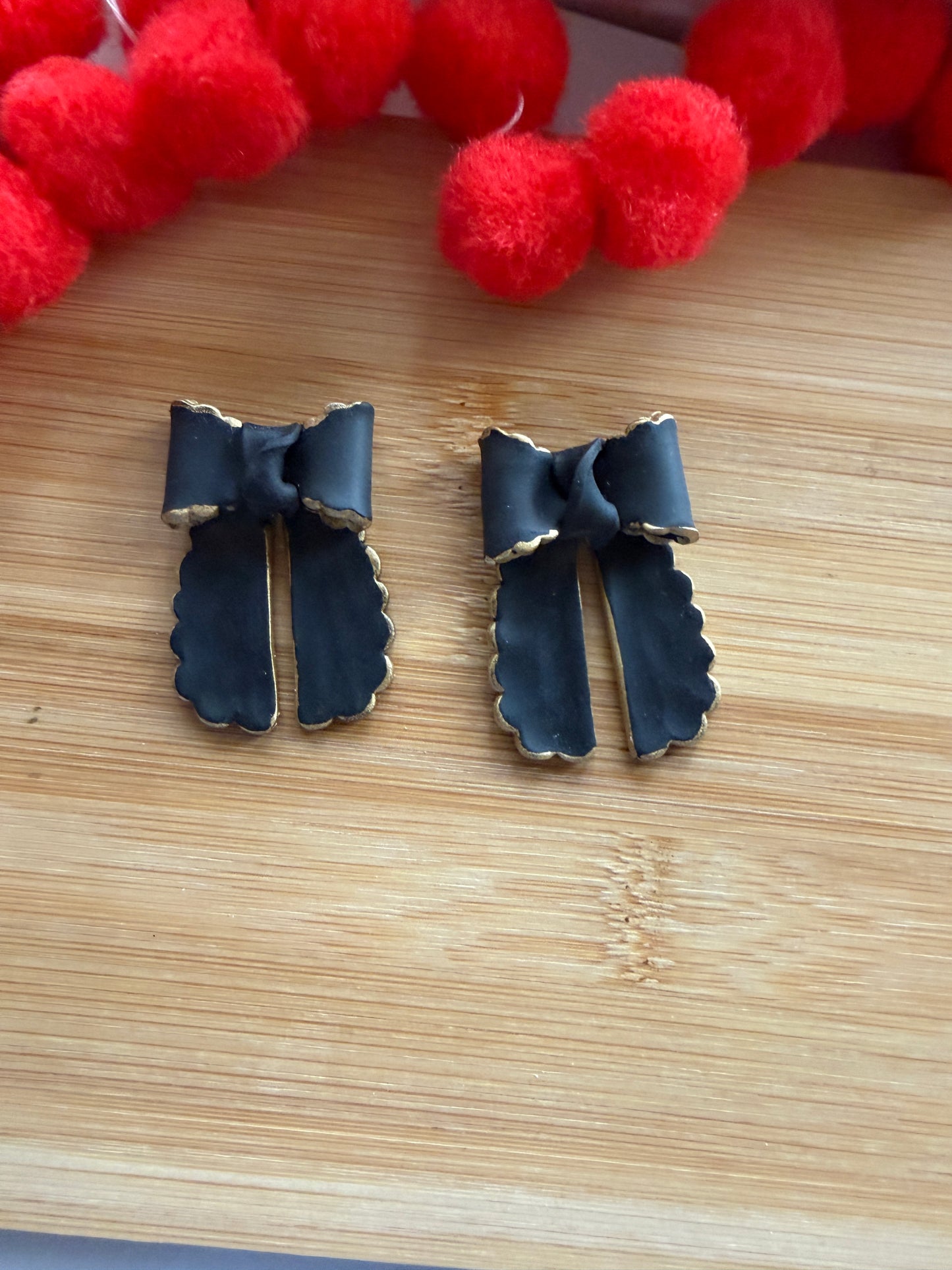 Black scalloped bows